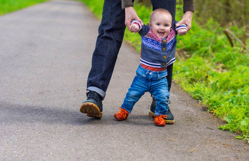کفش کودک - کودک از چه زمانی به کفش نیاز دارد؟