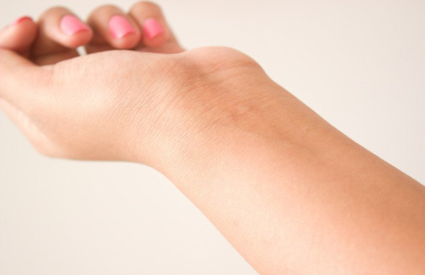 تشخیص تناژ پوست از روی رنگ رگ‌های مچ دست برای خرید رژلب
