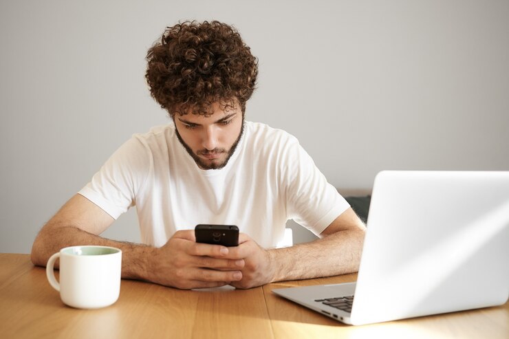 کار کردن با موبایل روبروی لپ تاپ