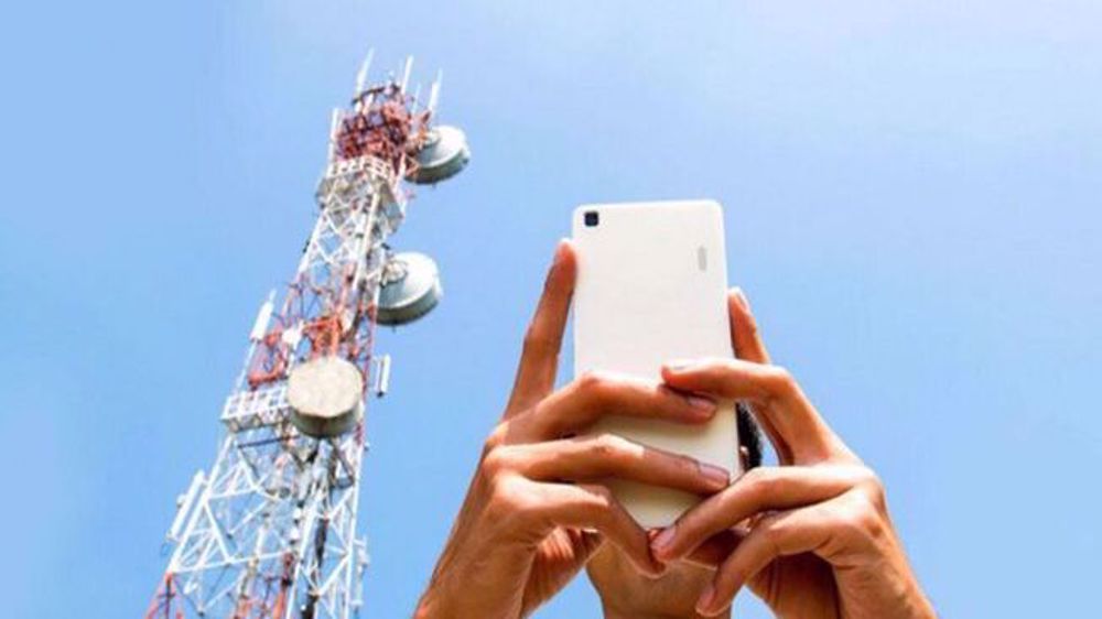 کار با گوشی کنار دکل اینترنت