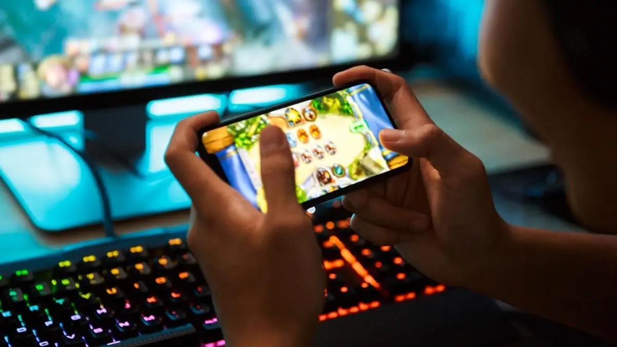 بازی با موبایل جلوی کامپیوتر و کیبورد