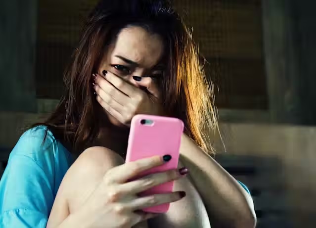 ترس دختر از تصویر موبایل