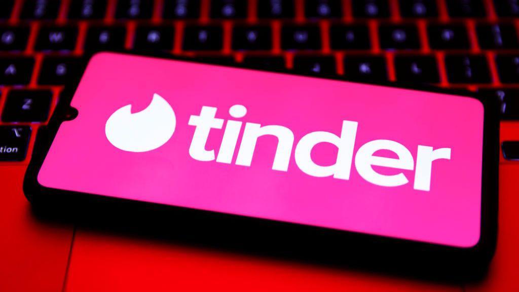 لوگو صورتی Tinder روی موبایل