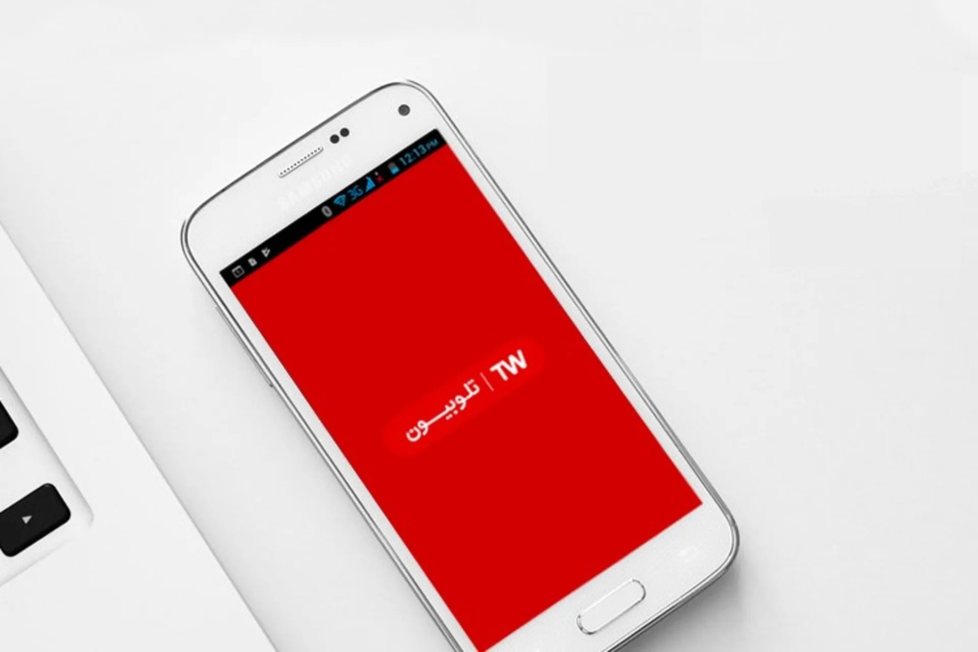 تلوبیون در موبایل کنار لپتاپ