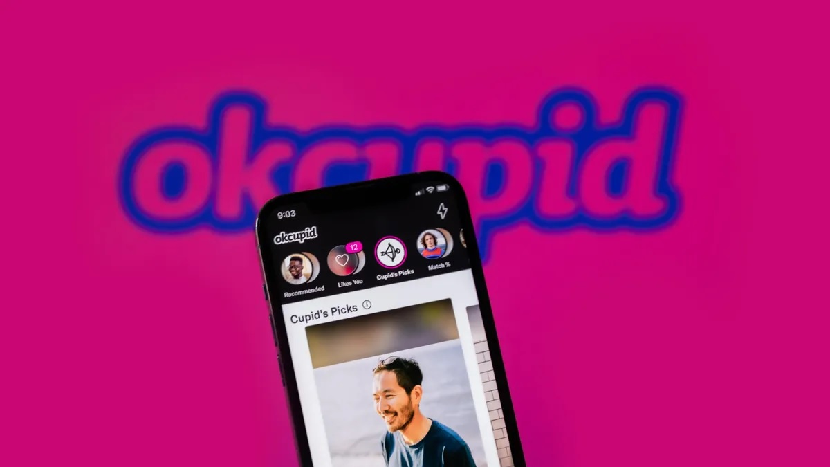 عکس پسر در اپ OkCupid روی موبایل